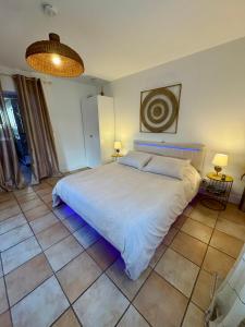 Postel nebo postele na pokoji v ubytování la vallée du paradis studio avec balnéothérapie en campagne