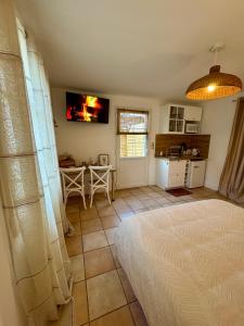 Postel nebo postele na pokoji v ubytování la vallée du paradis studio avec balnéothérapie en campagne