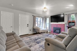 TV a/nebo společenská místnost v ubytování Spacious 3-Bedroom Near Campus