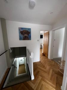 eine Treppe in einem Haus mit einem Gemälde an der Wand in der Unterkunft The Flat in Royal Wootton Bassett + 5 Fotos