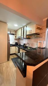 Una cocina o cocineta en Residencial Solar das Bromélias