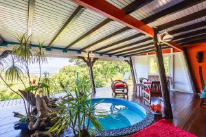 Μπαλκόνι ή βεράντα στο Villa douillette à Deshaies – Vue sur la mer et la montagne - 96 m²