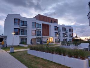 Ein Gebäude mit Leuten, die davor stehen. in der Unterkunft Apartament Let's Sea A19 Gąski in Gąski