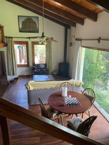 ein Wohnzimmer mit Tisch und Couch in der Unterkunft Casa Familiar in La Cumbrecita