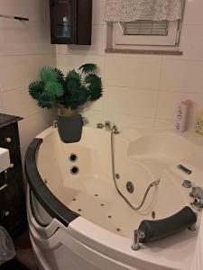 eine Badewanne mit Topfpflanze im Bad in der Unterkunft Bobby room in Rose resort, Ljubljana in Mrše + 18 Fotos