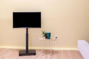 a flat screen tv on a stand in a living room at Design-Apartment Worpswede in Worpswede