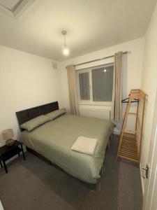 Postel nebo postele na pokoji v ubytování 5 bedroom house in Pettswood