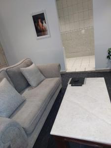 una sala de estar con un sofá y una mesa en Al Khobar Studio with simple and comfortable furniture and self check-in 6, en Al Khobar