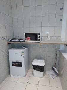 Una pequeña cocina con microondas y nevera. en Al Khobar Studio with simple and comfortable furniture and self check-in 6, en Al Khobar