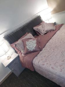 Una cama con dos almohadas y dos lámparas. en Al Khobar Studio with simple and comfortable furniture and self check-in 6, en Al Khobar