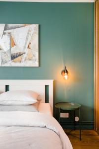 ein Schlafzimmer mit einem Bett und einem Tisch in der Unterkunft La Rose in Schiltigheim