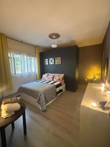 瓜达拉哈拉Cocoa Home Women Only Rooms Chapalita的带床和桌子的卧室