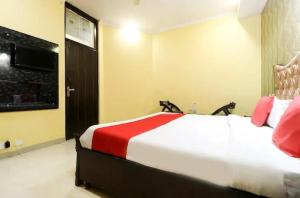 Ένα ή περισσότερα κρεβάτια σε δωμάτιο στο Hotel Kuber ambala road near bus stand A UNIT OF A G GROUP OF HOTELS