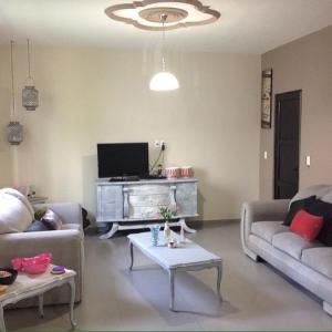 瓜达拉哈拉Cocoa Home Women Only Rooms Chapalita的有两张沙发和一台电视的客厅