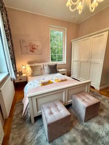 ein Schlafzimmer mit großem Bett und Fenster in der Unterkunft Villa Otolice obok Łowicza, 6 sypialni, basen, sauna, snooker, 50 minut od Warszawy i Łodzi in Łowicz