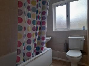 Koupelna v ubytování A Four Bedroom House