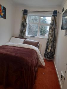 Postel nebo postele na pokoji v ubytování A Four Bedroom House