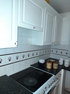 Kuchyň nebo kuchyňský kout v ubytování A Four Bedroom House + 17 fotografií