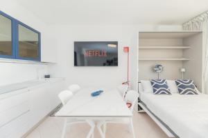 En eller flere senge i et værelse på Sanremo Blue House - Piscina & Campo da Tennis