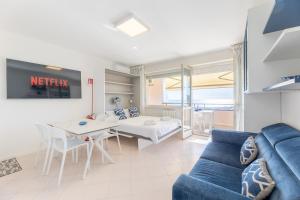 En eller flere senge i et værelse på Sanremo Blue House - Piscina & Campo da Tennis