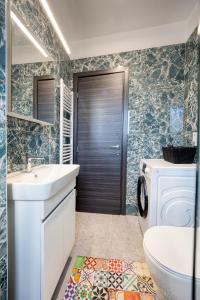 une salle de bain avec un lavabo et une laveuse et une sécheuse dans l'établissement V P Trikala Luxury Suites, à Tríkala 45 autres photos