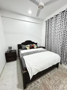 Postel nebo postele na pokoji v ubytování Zanzibar Cozy Home