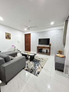 TV a/nebo společenská místnost v ubytování Zanzibar Cozy Home