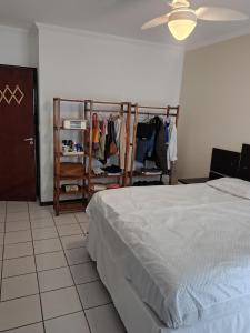 - une chambre avec un lit et un portant dans l'établissement Casa 10 pessoas - praia das Astúrias, Guarujá, à Guarujá 18 autres photos