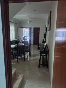 un salon avec une table et une salle à manger dans l'établissement Casa 10 pessoas - praia das Astúrias, Guarujá, à Guarujá