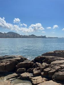 une vue sur une grande étendue d'eau dans l'établissement Casa 10 pessoas - praia das Astúrias, Guarujá, à Guarujá