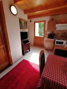 une cuisine avec une table et une cuisinière ainsi qu'une fenêtre dans l'établissement Haus Sissy, à Balatonkeresztúr