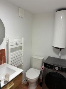 um pequeno banheiro com um vaso sanitário e uma pia em Studio Cozy avec terrasse idéalement situé em Angers mais 2 fotografias