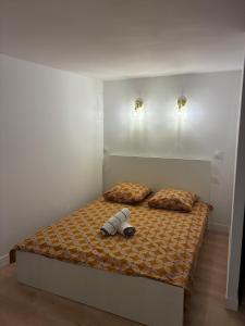 uma cama num quarto com duas almofadas em Studio Cozy avec terrasse idéalement situé em Angers