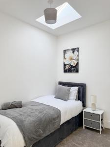 une chambre avec un lit et un plafond blanc dans l'établissement Modern 3-Bed House Near Attractions & Beach, à Blackpool 12 autres photos