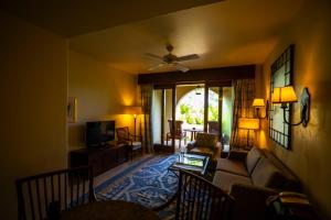 ein Wohnzimmer mit Sofa und Fernseher in der Unterkunft Four Seasons Resort Sharm El Sheikh Private Residential Villa & Chalet - Egypt in Sharm El Sheikh