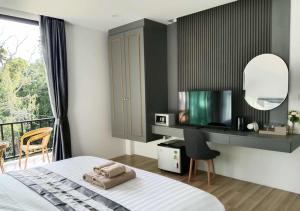 ein Schlafzimmer mit einem Bett und einem Aquarium in der Unterkunft Ck Home Lanta in Phra Ae beach