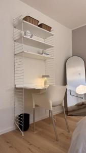 a white desk in a room with a mirror at Hygge & Schwarzwald - 2 Zimmer Wohnung in Bad Krozingen in Bad Krozingen