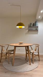 a wooden table and two chairs in a room at Hygge & Schwarzwald - 2 Zimmer Wohnung in Bad Krozingen in Bad Krozingen
