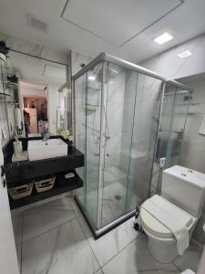 une salle de bains avec douche, toilettes et lavabo dans l'établissement Aconchego de Apartamento Conforto de hotel, localização TOP, à Salvador