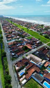 an aerial view of a city with houses and the ocean at Casa Gonzalez Oliveira in Mongaguá