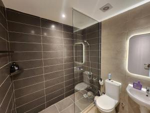 ein Badezimmer mit Toilette und Waschbecken in der Unterkunft El Gouna Poolfront Cozy Stay 2BR in Hurghada + 21 Fotos