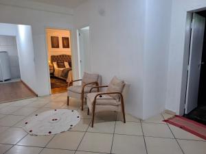 un soggiorno con due sedie e un tavolo di AP 01 Itacolomy com piscina aquecimento solar a Ouro Preto