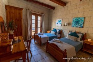 Ένα ή περισσότερα κρεβάτια σε δωμάτιο στο Hibiscus Xaghra +48 φωτογραφίες