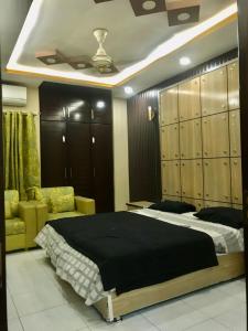 1 dormitorio con 1 cama grande y techo en Grand apartments, en Lahore