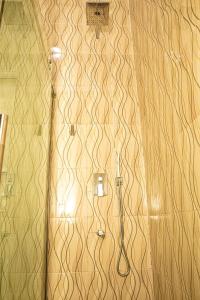 Ένα μπάνιο στο The Peak Residence