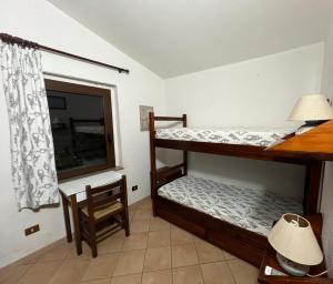 Ένα ή περισσότερα κρεβάτια σε δωμάτιο στο Villa Rei - 180 Grad Panoramablick aufs Meer und Strandnähe