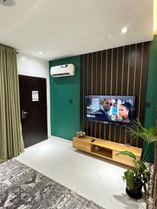 Μια τηλεόραση ή/και κέντρο ψυχαγωγίας στο Forest apartment wuse ll +9 φωτογραφίες