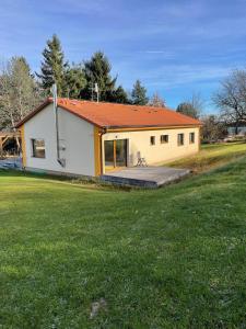 una casa con un grande cortile davanti di Sunny Garden Bungalow a Besednice