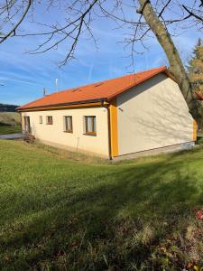 un piccolo edificio bianco con tetto arancione di Sunny Garden Bungalow a Besednice Altre 19 foto