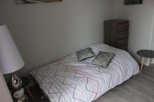 En eller flere senge i et værelse på Charmant T1 Annecy velos parking prive